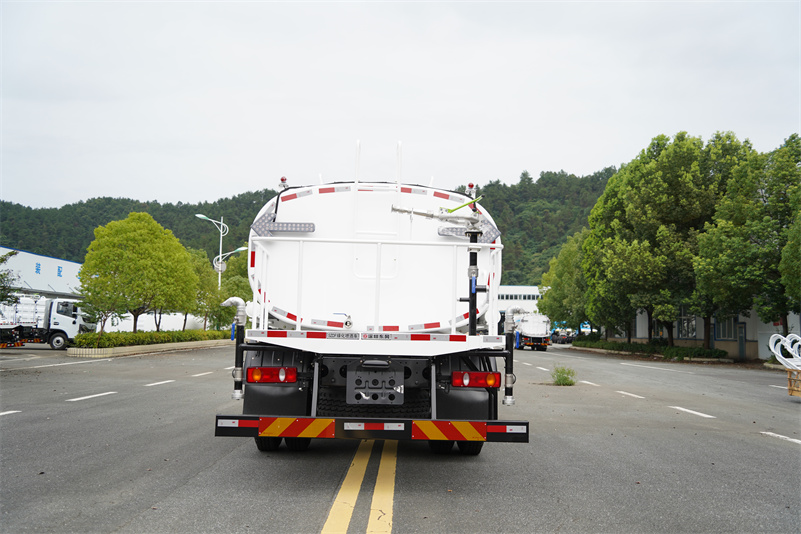 东风华神F5-165马力洒水车 12方（燃油车）