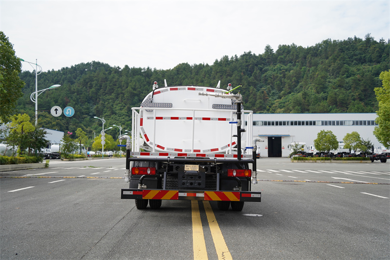 东风华神T3/T1洒水车 9方（燃油车）